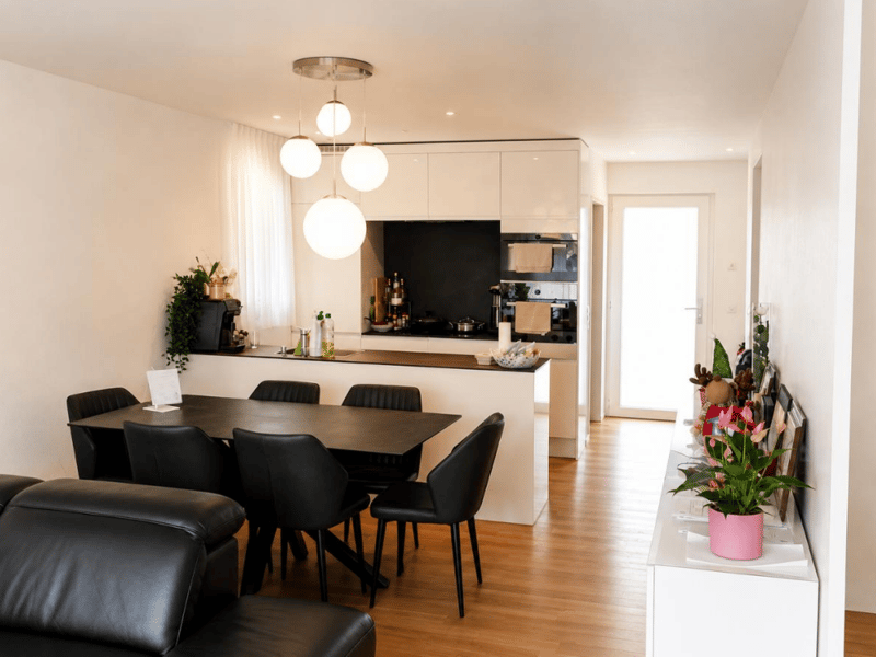 Elegantes 5.5-Zimmer-Reiheneckfamilienhaus mit exklusiver Terrasse und moderner Bauweise (4)