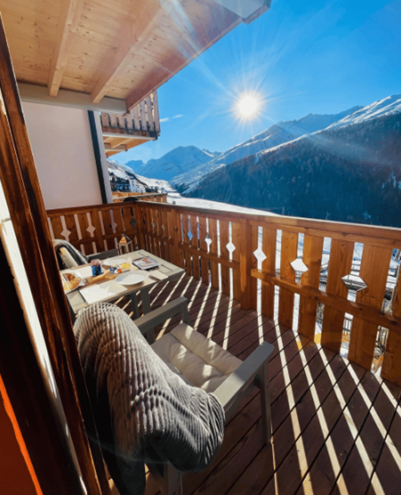 Charmante 4-Zimmer-Wohnung mit Cheminée und atemberaubender Bergkulisse in Avers-Cresta (1)