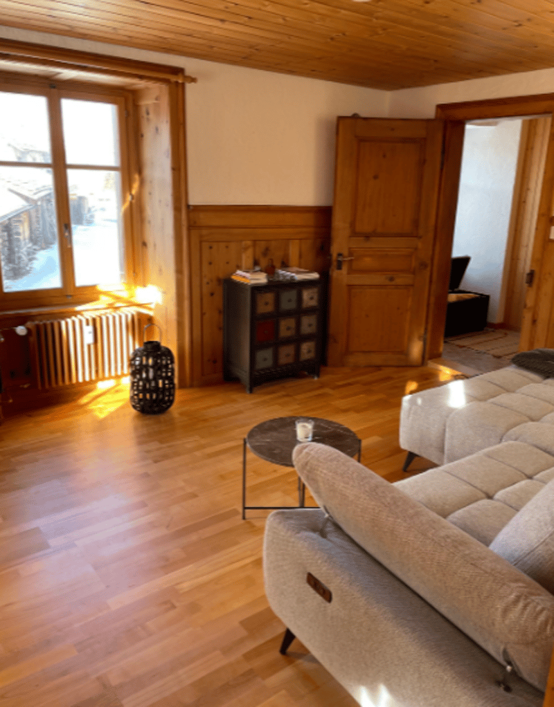 Charmante 4-Zimmer-Wohnung mit Cheminée und atemberaubender Bergkulisse in Avers-Cresta (2)
