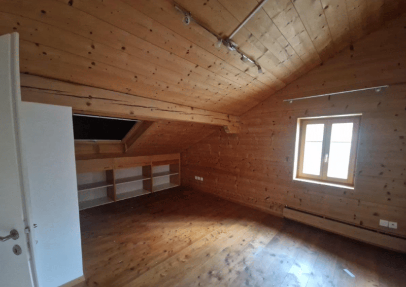 Ampio appartamento, su 2 piani, di 4,5 locali in una casa di 3 famiglie (6)