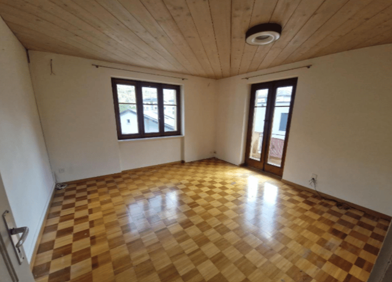 Ampio appartamento, su 2 piani, di 4,5 locali in una casa di 3 famiglie (3)