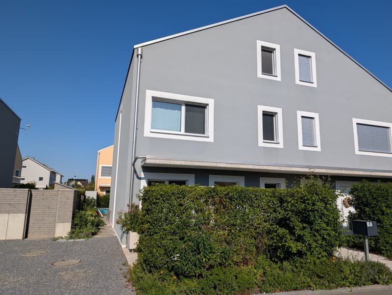 Modernes 5.5-Zimmer-Doppeleinfamilienhaus in familienfreundlichem Quartier (1)