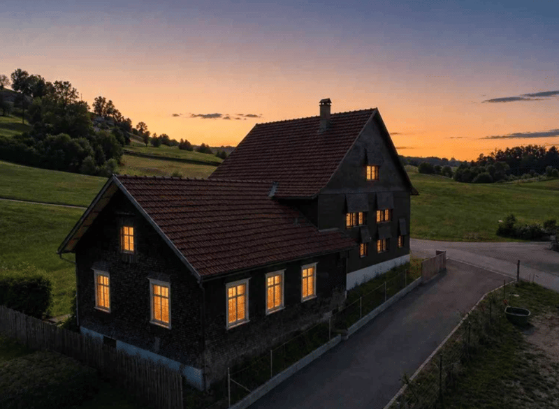 Grosses Einfamilienhaus im Grünen mit Atelier & Ausbaupotenzial! (2)