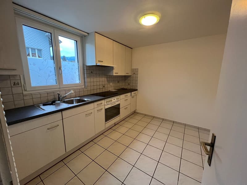Zu vermieten helle 3 1/2 Zimmer Parterrewohnung mit grossem Sitzplatz (5)