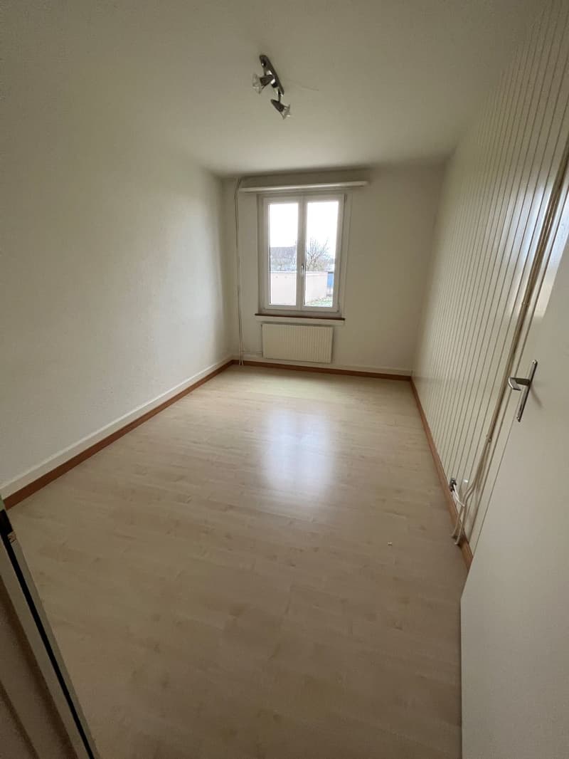Zu vermieten helle 3 1/2 Zimmer Parterrewohnung mit grossem Sitzplatz (3)