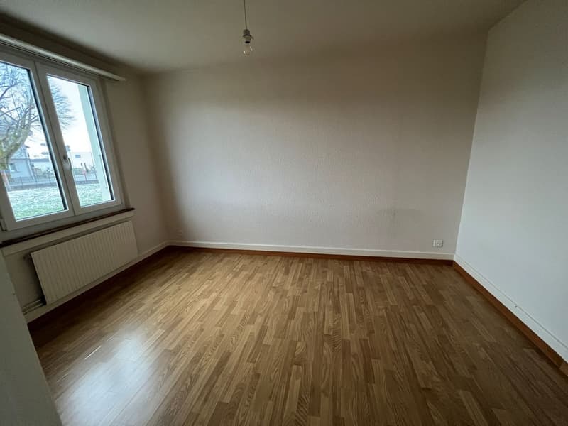 Zu vermieten helle 3 1/2 Zimmer Parterrewohnung mit grossem Sitzplatz (2)