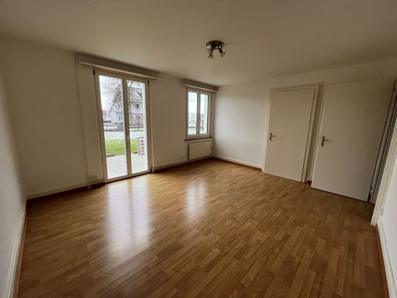 Zu vermieten helle 3 1/2 Zimmer Parterrewohnung mit grossem Sitzplatz (1)