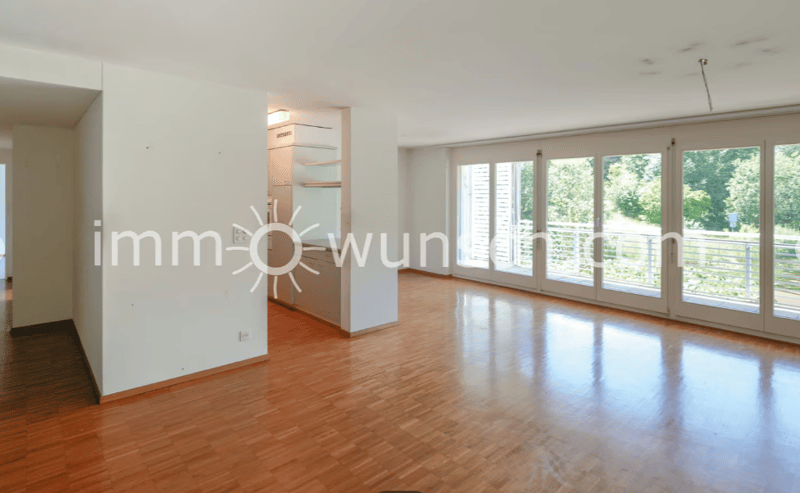 Helle, sowie grosszügige 3 ½ Zi. Eigentumswohnung mit gedecktem Balkon und Aussicht auf den Weiher (5)