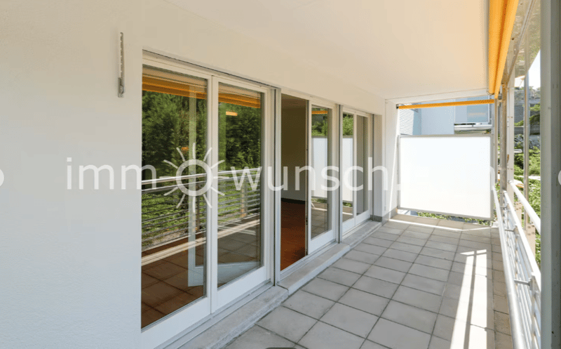 Helle, sowie grosszügige 3 ½ Zi. Eigentumswohnung mit gedecktem Balkon und Aussicht auf den Weiher (3)