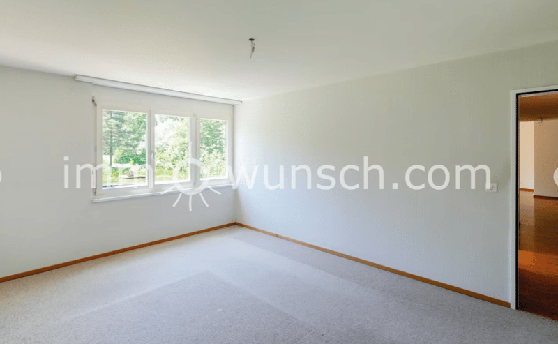 Helle, sowie grosszügige 3 ½ Zi. Eigentumswohnung mit gedecktem Balkon und Aussicht auf den Weiher (8)