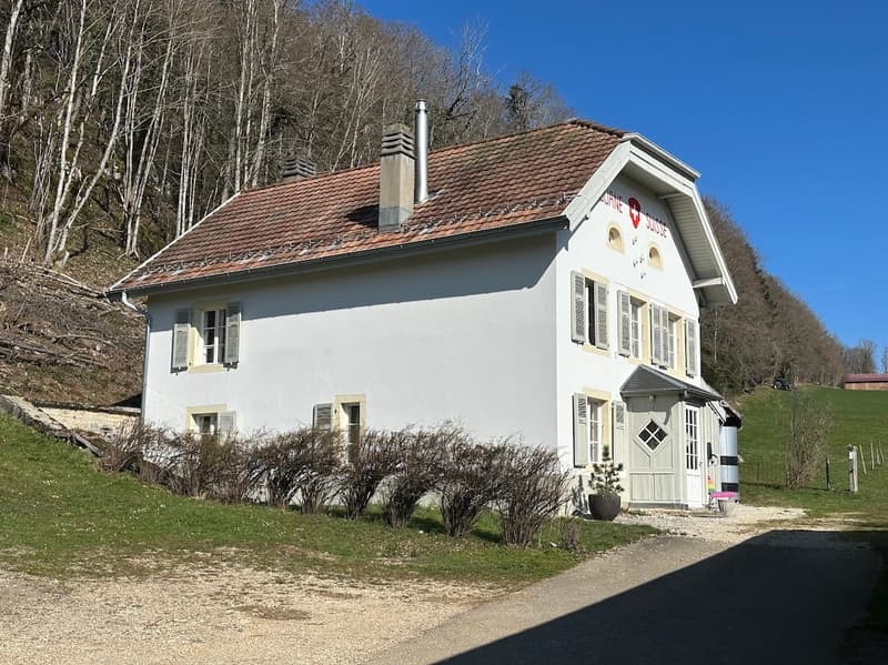 Charmantes 6-Zimmer-Einfamilienhaus in Roche-d'Or – Historisches Zollhaus trifft moderne Renovation (1)