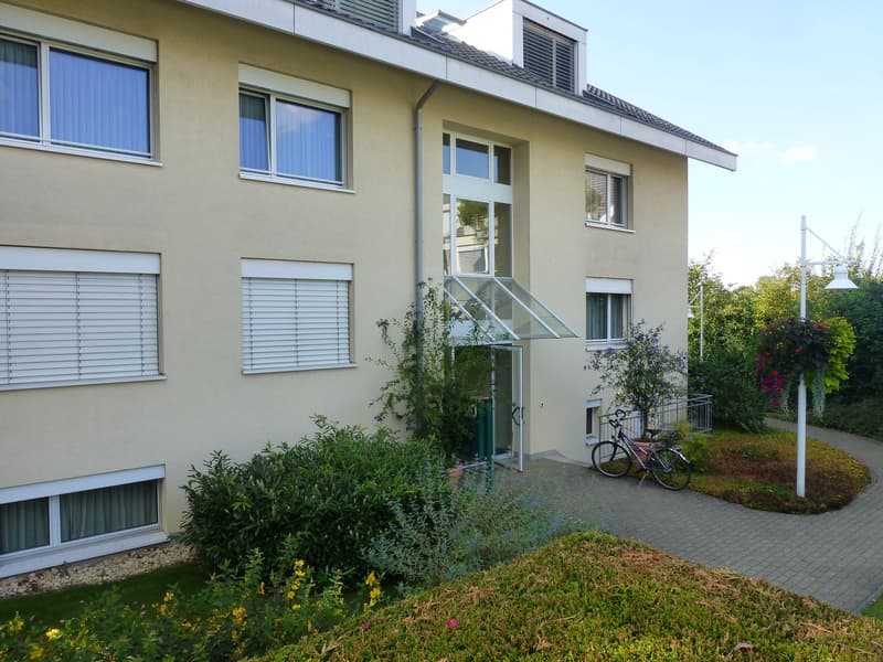 Schöne Wohnung in ruhiger Lage am Dorfrand, nahe Tram und Läden (2)