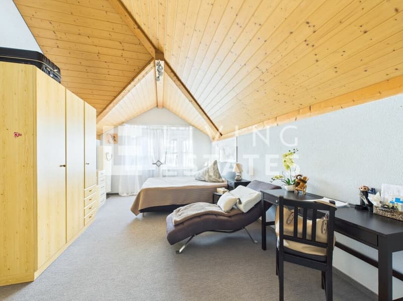 A PRESENCE OF LASTING VALUE - ELEGANT. HIGH-QUALITY. VERY WELL-MAINTAINED. (15)