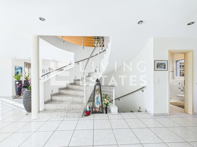 A PRESENCE OF LASTING VALUE - ELEGANT. HIGH-QUALITY. VERY WELL-MAINTAINED. (7)