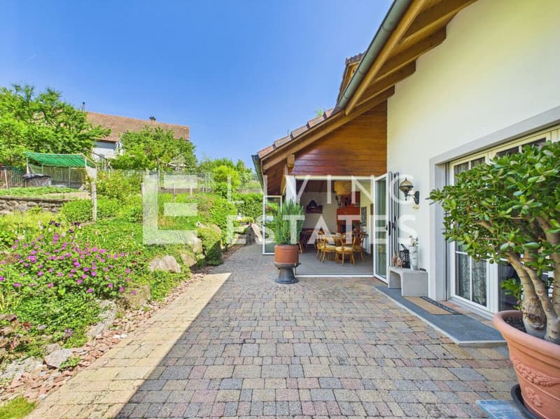 A PRESENCE OF LASTING VALUE - ELEGANT. HIGH-QUALITY. VERY WELL-MAINTAINED. (22)