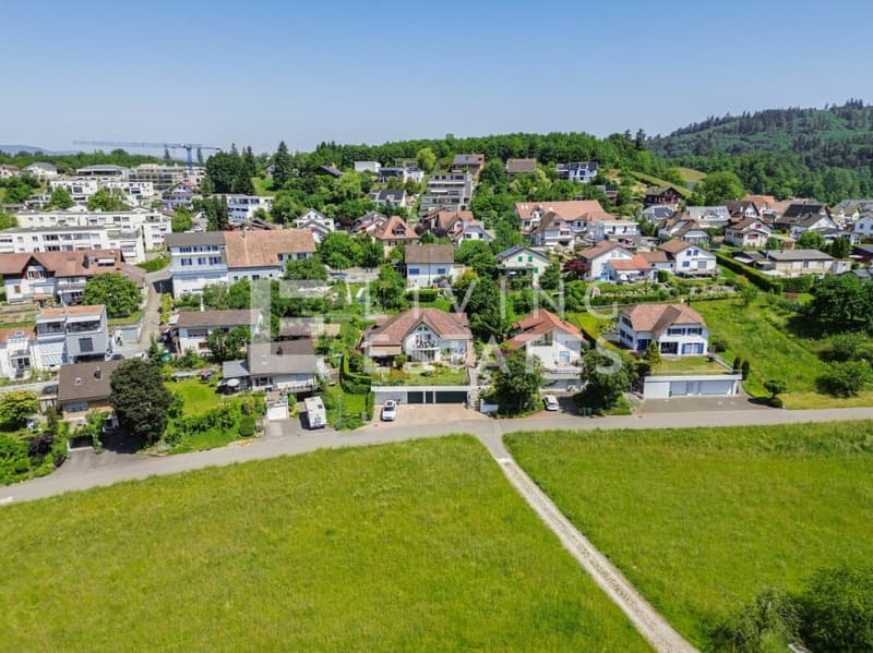 A PRESENCE OF LASTING VALUE - ELEGANT. HIGH-QUALITY. VERY WELL-MAINTAINED. (25)