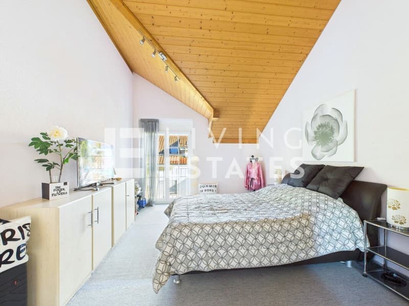 A PRESENCE OF LASTING VALUE - ELEGANT. HIGH-QUALITY. VERY WELL-MAINTAINED. (14)