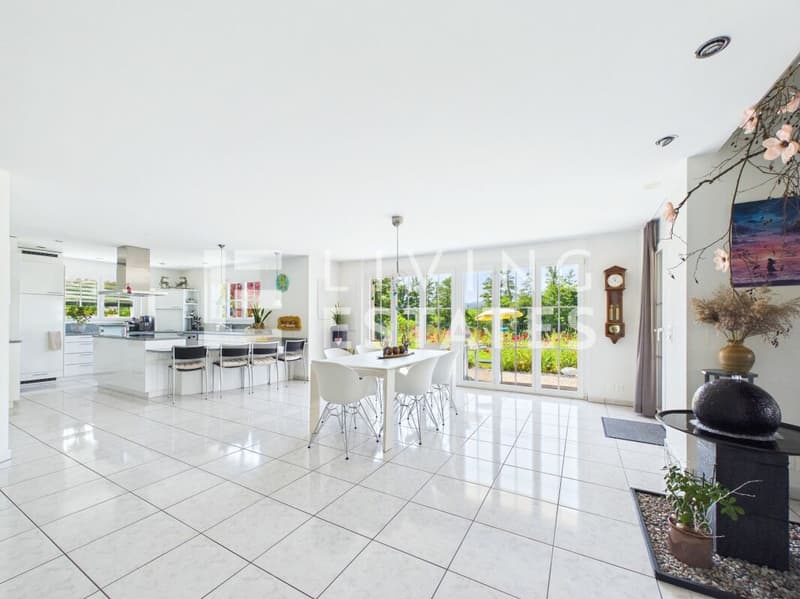 A PRESENCE OF LASTING VALUE - ELEGANT. HIGH-QUALITY. VERY WELL-MAINTAINED. (2)