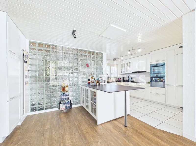 LIVING WITH STYLE - SPACIOUS,Barrier-Free, RENOVATED (5)