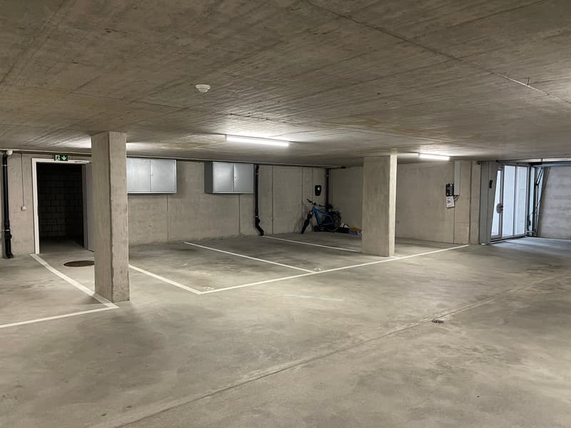 3 1/2 Maisonette attic apartment, large sun terraces with basement, 2 underground parking spaces (27)