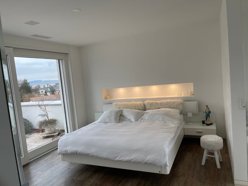 3 1/2 Maisonette attic apartment, large sun terraces with basement, 2 underground parking spaces (24)