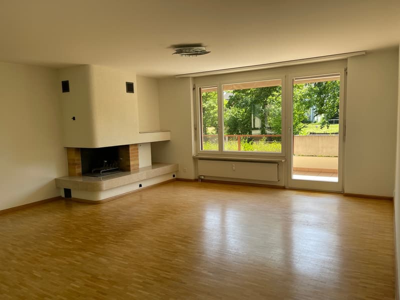 Sunny 3.5-room apartment with fireplace, hobby room, and great potential (8)