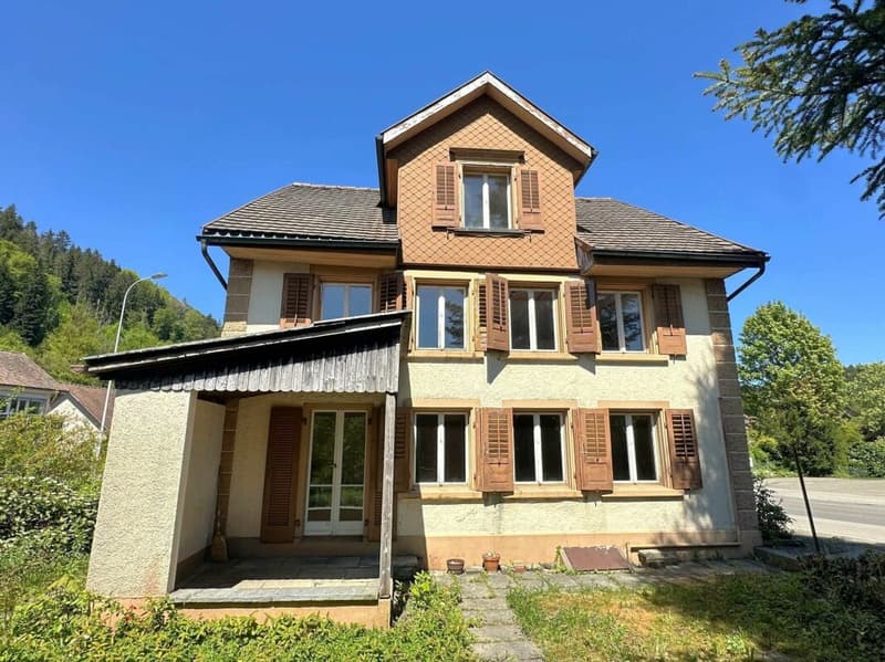 Historic 6-room single-family house with development potential in Oberwangen (2)