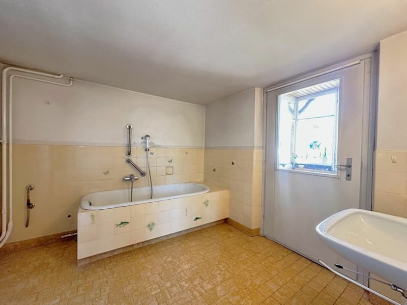 Historic 6-room single-family house with development potential in Oberwangen (10)
