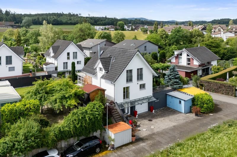 Maison individuelle avec jardin entretenu et garage unique (13)