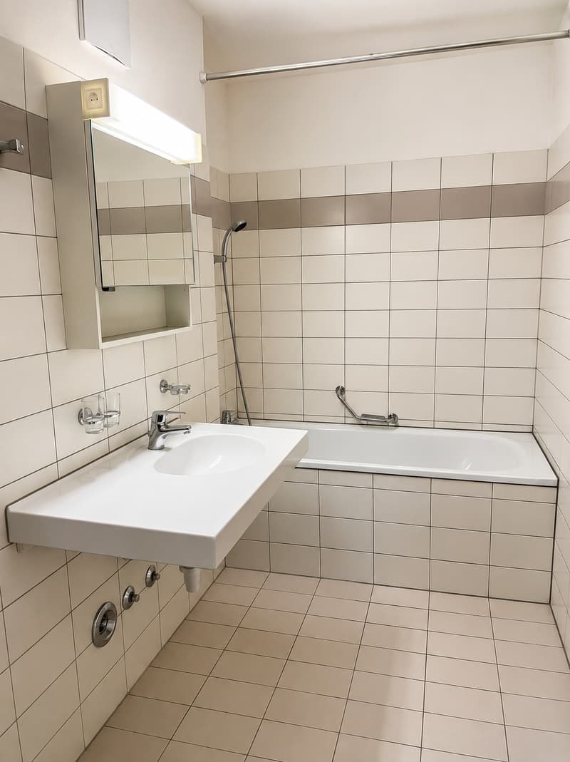 Modern 2-room apartment in a prime location in Zurich's district 5 (6)