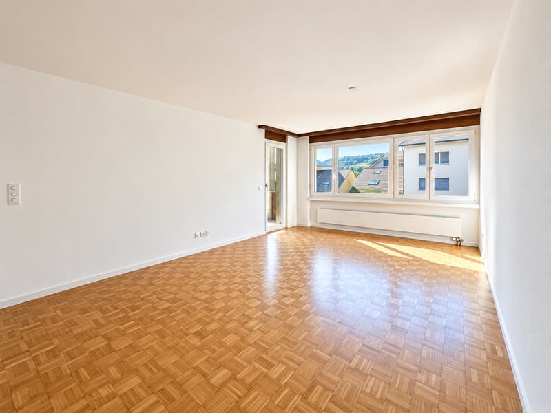 Helle 4.5-Zimmer-Wohnung mit Balkon in ruhiger Lage – Oberweningen (1)