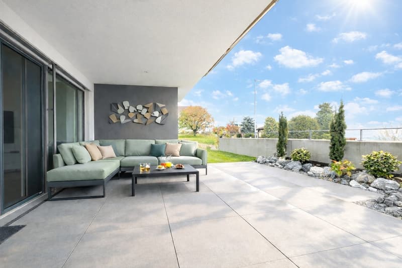 Terrasse mit Durchgang zum kleinen Garten