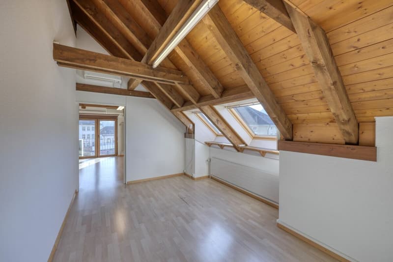 Menziken - Appartement situé au centre avec beaucoup de charme et de potentiel pour une conception individuelle (3)
