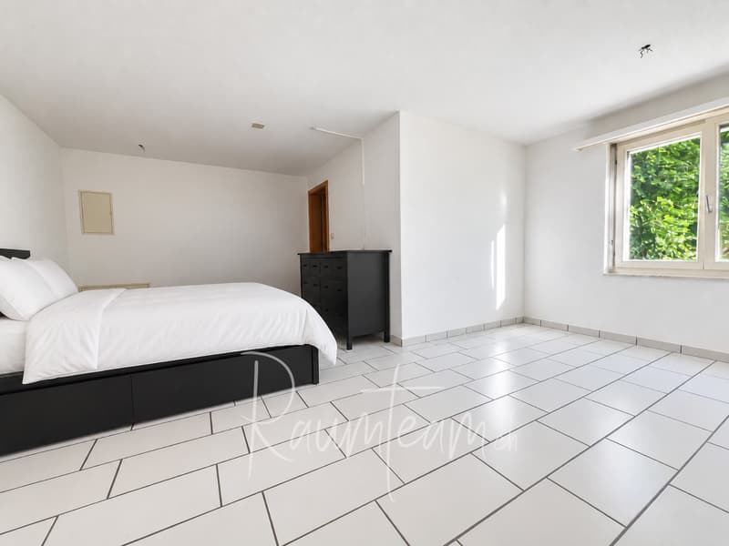 Schlafzimmer mit Gartenblick und Bad en suite
