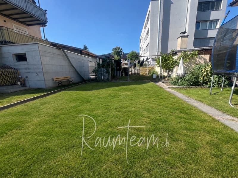 Garten mit Rasenfläche und Gemüsebeeten
