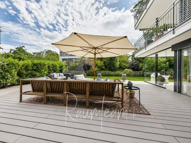 Nur einer der Lieblingsplätze: Die riesige WPC-Terrasse mit integriertem Sonnenschirm
