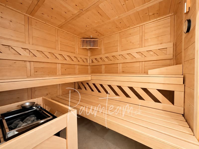 Auch Wellnessliebhaber:innen kommen nicht zu kurz: Sauna mit Dusche und Ruhebereich im Keller