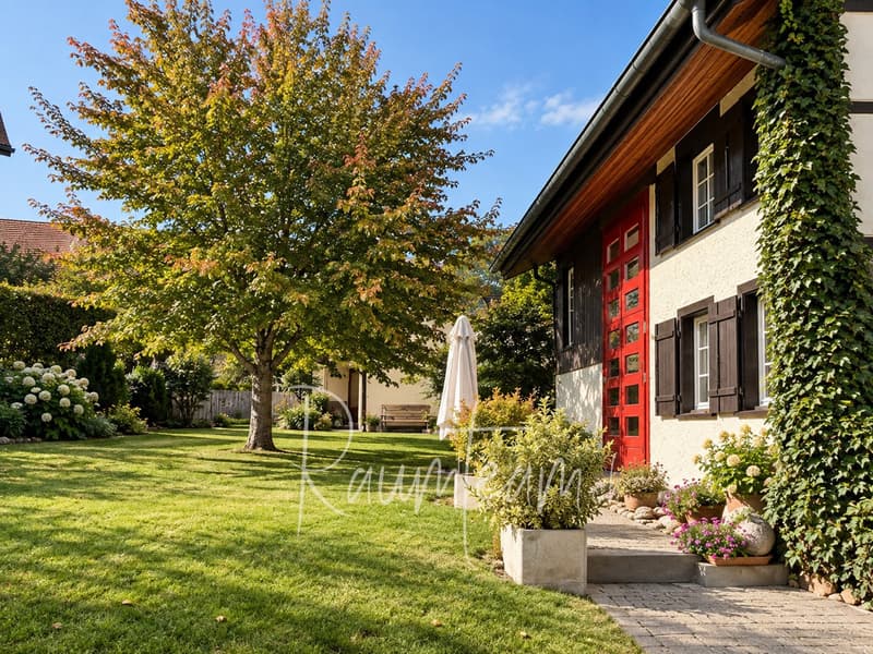 Der Garten mit dem schönen Ahornbaum ist ein Juwel