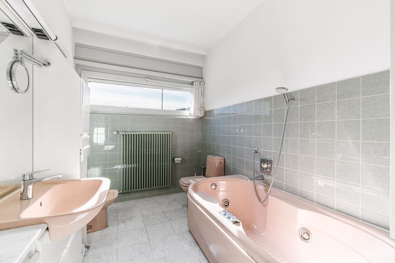 Villa mit grossem Grundstück und Landreserve (R2) / Villa con ampio terreno e riserva edificabile (R2) / Villa with large plot and development reserve (R2) (10)