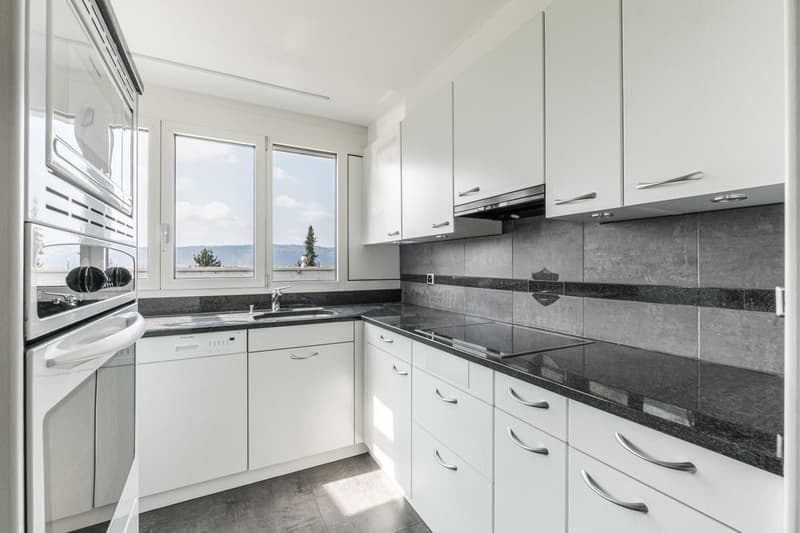 Characterful property with 10 rooms in a privileged and sunny residential area in Wohlen with diverse possibilities (5)
