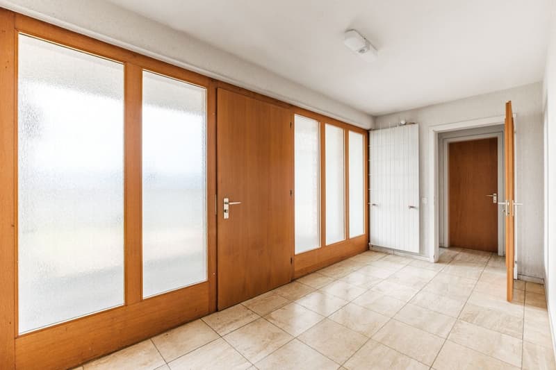 Characterful property with 10 rooms in a privileged and sunny residential area in Wohlen with diverse possibilities (3)