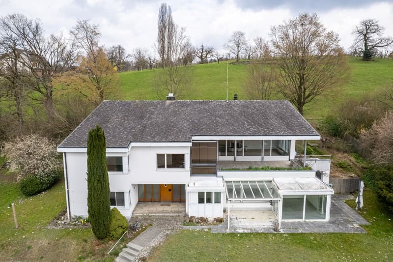 Characterful property with 10 rooms in a privileged and sunny residential area in Wohlen with diverse possibilities (1)