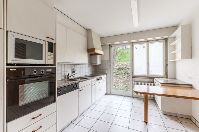 Characterful property with 10 rooms in a privileged and sunny residential area in Wohlen with diverse possibilities (9)