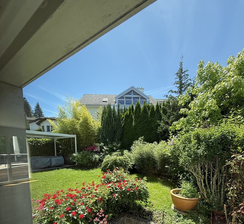 Blick in den Garten vom Wohnraum