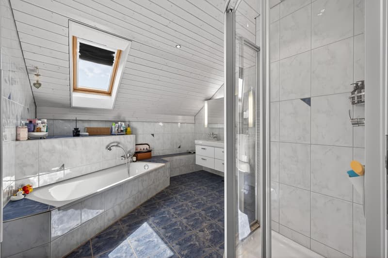 Bad mit Badewanne und Duschkabine