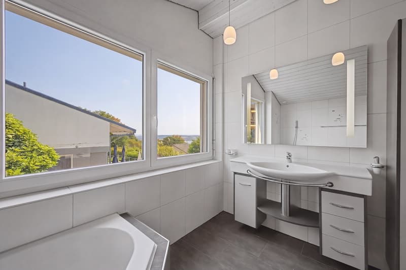 Nasszelle mit Dusche im EG