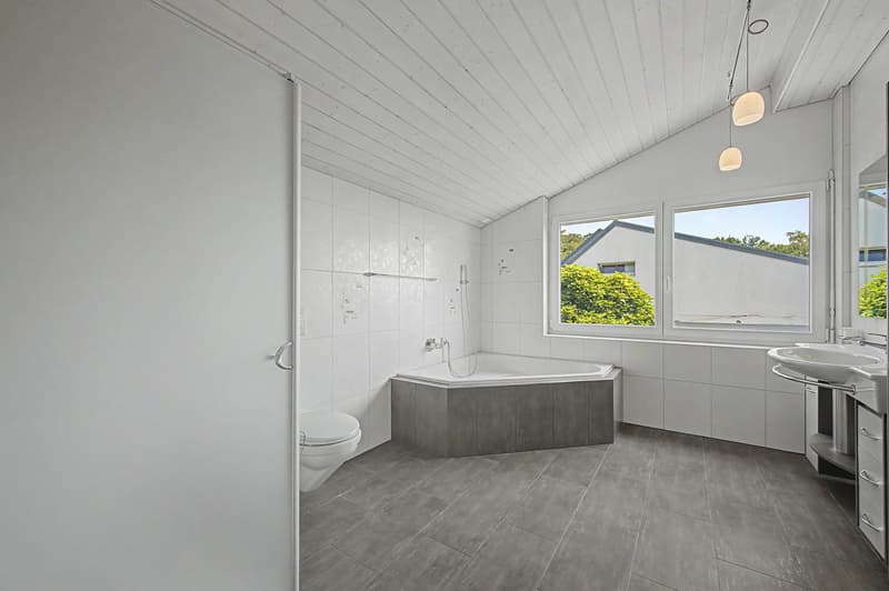 Grosszügige Nasszelle mit Badewanne im 1. OG