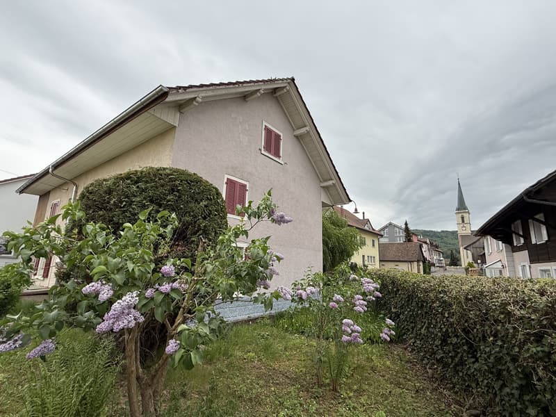 Rückseite mit Garten und Kirche
