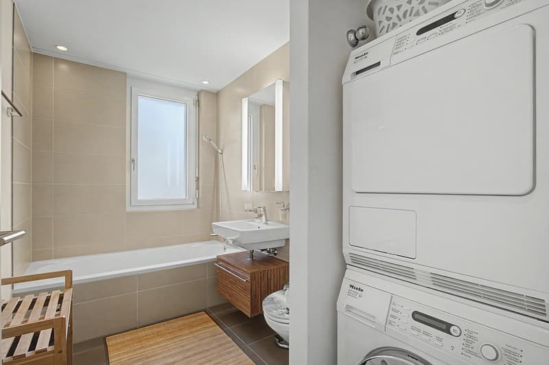 Badezimmer mit Badewanne und Waschturm