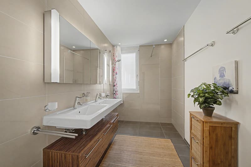 Badezimmer mit Dusche